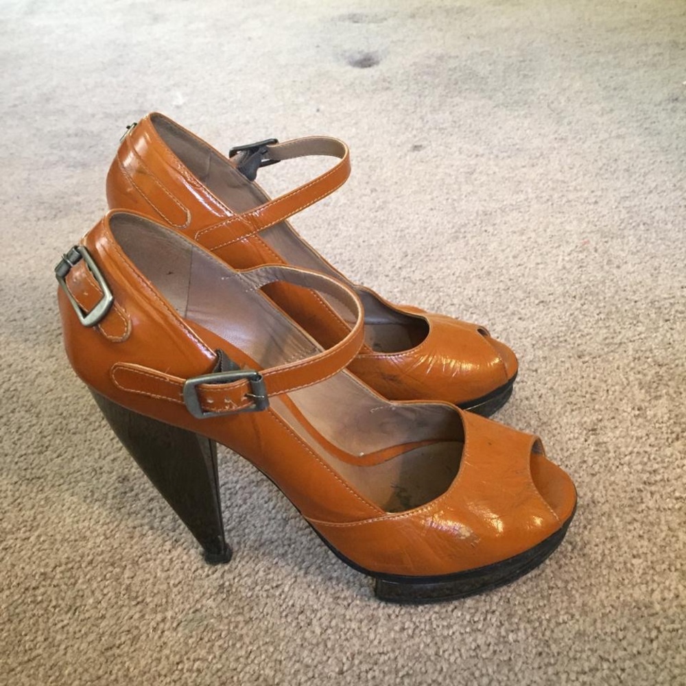 Chloe Brown Pumps